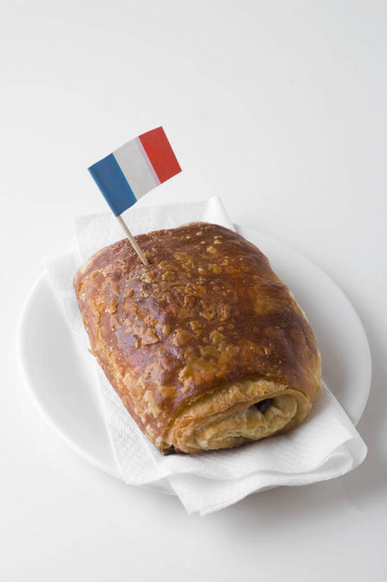 点心,面包,无人,竖图,俯视,室内,特写,白天,白色背景,餐桌,桌子,餐具,旗帜,国旗,一面,阴影,反射,碟子,盘,影子,食品,糖,糖果,面点,甜点,甜品,食物,糕点,一个,盘子,碟,甜食,巧克力,摄影,影棚,单个,餐台,朱古力,黑巧克力,旗,彩图,高角度拍摄,影棚拍摄,拍摄