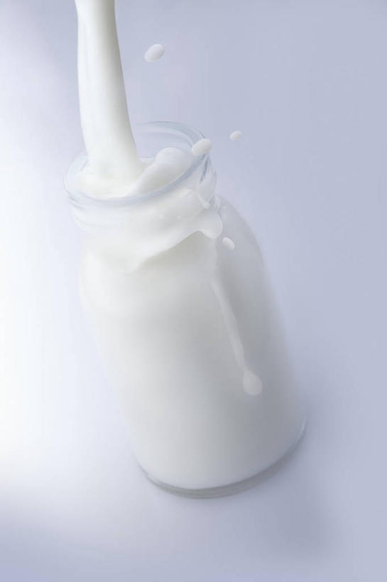 牛奶,无人,竖图,俯视,室内,特写,白天,餐桌,桌子,阴影,飞溅,溅,反射,罐子,液体,影子,饮品,营养,玻璃制品,饮料,一个,玻璃瓶,瓶子,摄影,影棚,单个,餐台,一瓶,乳制品,奶,牛乳,喷洒,安神,彩图,高角度拍摄,影棚拍摄,拍摄