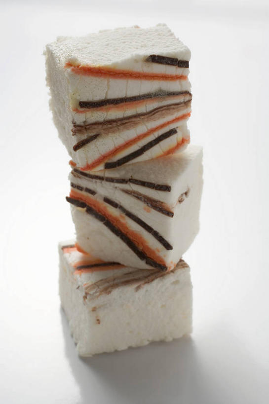 无人,竖图,俯视,室内,特写,白天,白色背景,植物,餐桌,桌子,三块,一排,切开,阴影,整齐,反射,影子,草药,药草,中药,排列,切,摄影,影棚,餐台,堆,队列,止咳,药材,中草药,剖面,切面,药蜀葵,中药材,本草,解毒,利尿,消炎,彩图,高角度拍摄,影棚拍摄,拍摄,散寒