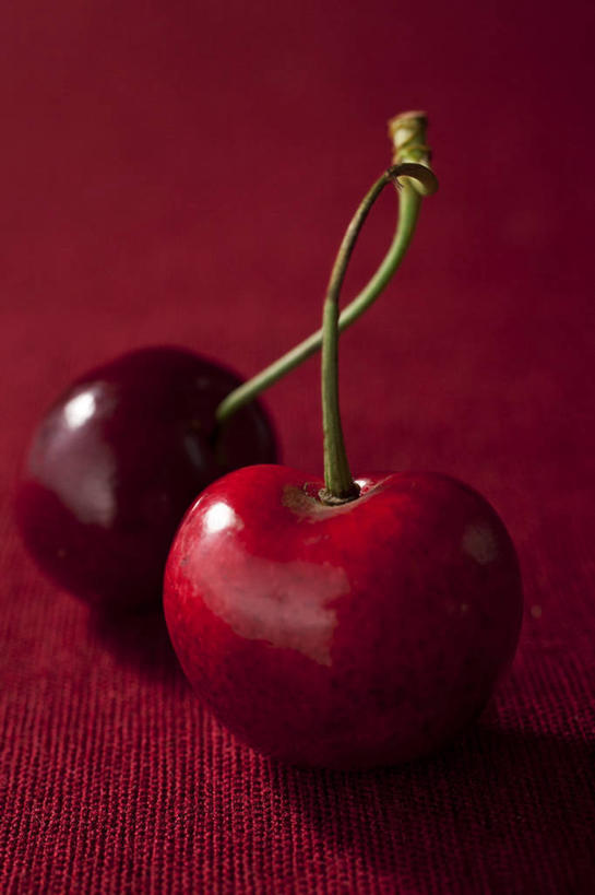 无人,竖图,俯视,室内,特写,白天,餐桌,桌子,樱桃,水果,阴影,红色背景,新鲜,反射,影子,生食,食品,果实,两颗,食物,红色,摄影,有机食品,绿色食品,影棚,餐台,樱珠,莺桃,英桃,楔桃,牛桃,荆桃,彩图,高角度拍摄,影棚拍摄,拍摄