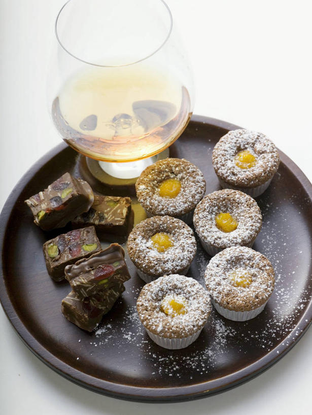 无人,竖图,俯视,室内,特写,白天,白色背景,餐桌,桌子,餐具,水果,切开,阴影,新鲜,反射,碟子,罐子,盘,影子,生食,食品,糖,糖果,甜点,甜品,果实,白兰地,酒类,玻璃制品,酒,食物,饮料,两个,盘子,玻璃瓶,瓶子,碟,甜食,巧克力,切,摄影,有机食品,绿色食品,影棚,餐台,朱古力,剖面,切面,牛轧糖,蒸馏酒,烈酒,鸟结糖,纽结糖,彩图,高角度拍摄,影棚拍摄,拍摄