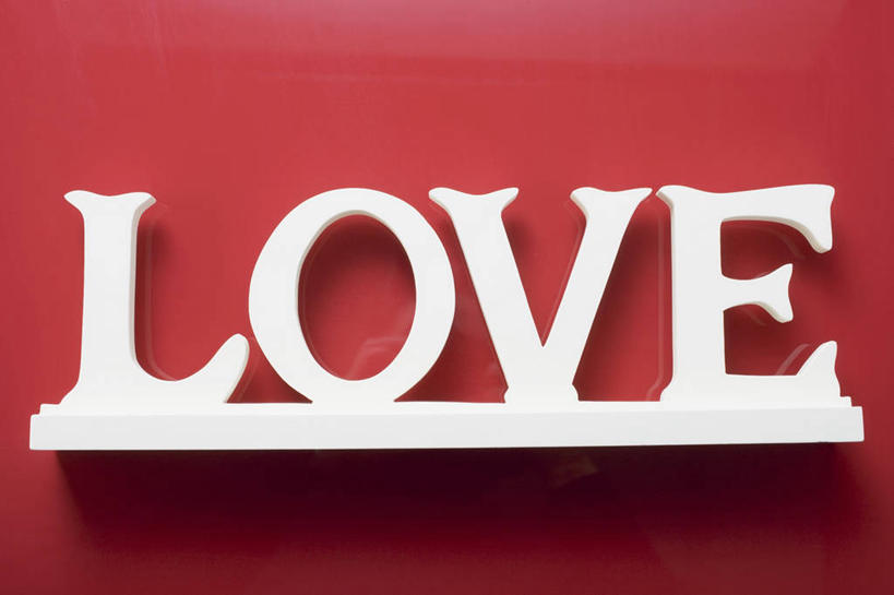 无人,横图,俯视,室内,特写,白天,爱情,餐桌,桌子,静物,情人节,一排,阴影,红色背景,节日,庆祝,整齐,反射,英文,标志,文字,影子,字符,字母,浪漫,文化,标识,排列,庆典,温暖,温馨,恩爱,摄影,影棚,餐台,纪念,英文字母,和睦,队列,彩图,高角度拍摄,影棚拍摄,拍摄,融洽