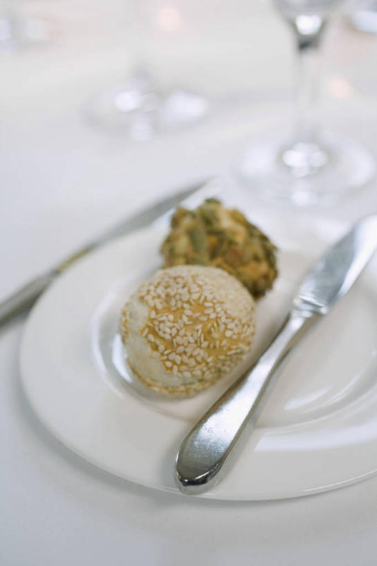 点心,面包,无人,竖图,俯视,室内,特写,白天,白色背景,餐桌,桌子,餐具,阴影,朦胧,模糊,反射,叉子,刀叉,刀子,碟子,盘,影子,芝麻,食品,面点,食物,糕点,三个,盘子,碟,摄影,影棚,餐台,餐刀,小圆面包,餐叉,脂麻,胡麻,白麻,巨胜子,油麻,进餐用具,彩图,高角度拍摄,影棚拍摄,拍摄