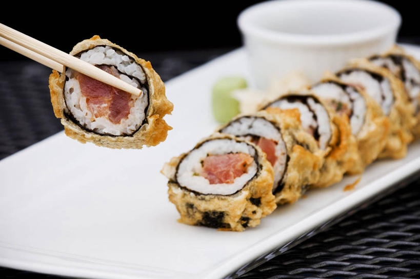 米饭,寿司,无人,横图,俯视,室内,特写,白天,烹饪,餐桌,筷子,桌子,餐具,一排,一双,阴影,黑色背景,整齐,反射,碟子,盘,影子,陶瓷,肉,鱼肉,日本料理,料理,食品,陶瓷制品,饭,文化,传统,菜肴,美食,肉类,食物,排列,两个,盘子,容器,碟,碗,日式料理,日式,摄影,佳肴,影棚,餐台,储藏,礼节,五谷,储存,队列,醋饭,礼仪,肉食,四喜饭,进餐用具,彩图,高角度拍摄,影棚拍摄,拍摄,贮存