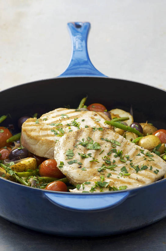 海鲜,无人,竖图,俯视,室内,特写,白天,烹饪,餐桌,桌子,蔬菜,西红柿,小番茄,厨具,金属制品,阴影,新鲜,反射,金属,鱼,锅子,影子,肉,鱼肉,食品,鲔鱼,锅,水产,金枪鱼,肉类,鱼类,海洋生物,食物,一个,有机食品,绿色食品,单个,餐台,锅具,吞拿鱼,水生动物,海产品,水生物,肉食,海底动物,烹饪用具,小西红柿,樱桃小番茄,珍珠小番茄,烹调用具,樱桃番茄,圣女果,番茄,烹调,彩图,高角度拍摄