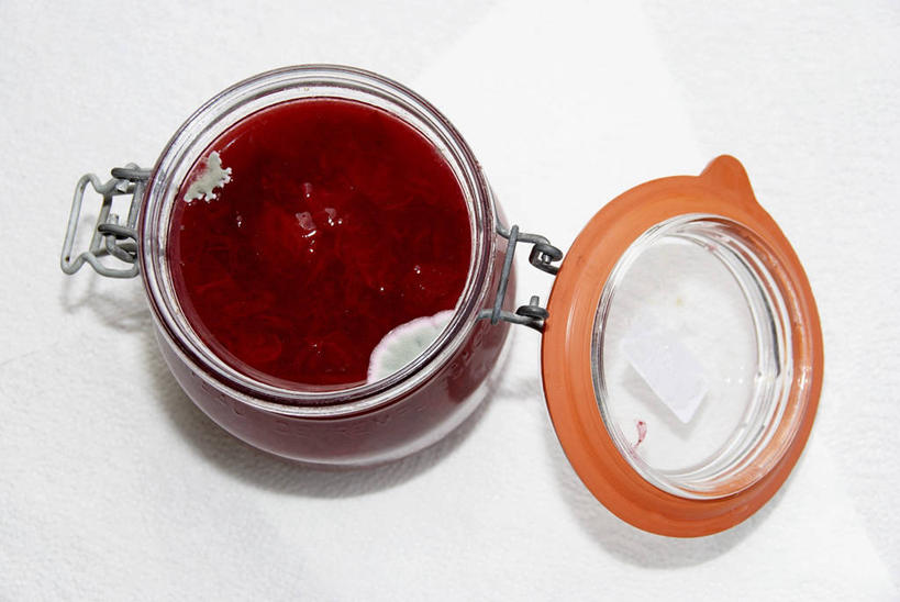 无人,横图,俯视,室内,特写,白天,白色背景,餐桌,桌子,玻璃,阴影,反射,影子,玻璃制品,一个,红色,玻璃瓶,瓶子,果酱,摄影,影棚,单个,餐台,广口瓶,果子酱,彩图,高角度拍摄,影棚拍摄,拍摄