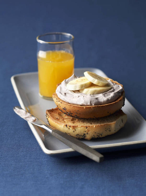 点心,面包,奶酪,果汁,无人,竖图,俯视,室内,特写,白天,餐桌,桌子,柑橘,杯子,餐具,阴影,蓝色背景,反射,碟子,盘,影子,干酪,起司,橙汁,食品,面点,甜点,甜品,饮品,芝士,营养,玻璃制品,食物,糕点,饮料,两个,盘子,水杯,碟,甜食,奶油,乳酪,摄影,影棚,餐台,乳制品,可口,发酵,激凌,克林姆,淇淋,适口,百吉饼,贝果面包,玻璃杯,橘子,桔子,橙子,橙,彩图,高角度拍摄,影棚拍摄,拍摄