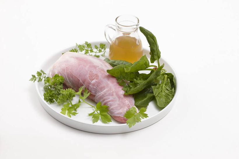 无人,横图,俯视,室内,特写,白天,白色背景,餐桌,桌子,菠菜,蔬菜,餐具,切开,阴影,新鲜,反射,碟子,罐子,盘,影子,肉,牛肉,食品,肉类,玻璃制品,食物,两个,盘子,玻璃瓶,瓶子,碟,切,摄影,有机食品,绿色食品,影棚,餐台,剖面,肉食,切面,鹦鹉菜,鼠根菜,角菜,红嘴绿鹦哥,赤根菜,菠薐菜,波斯草,彩图,高角度拍摄,影棚拍摄,拍摄