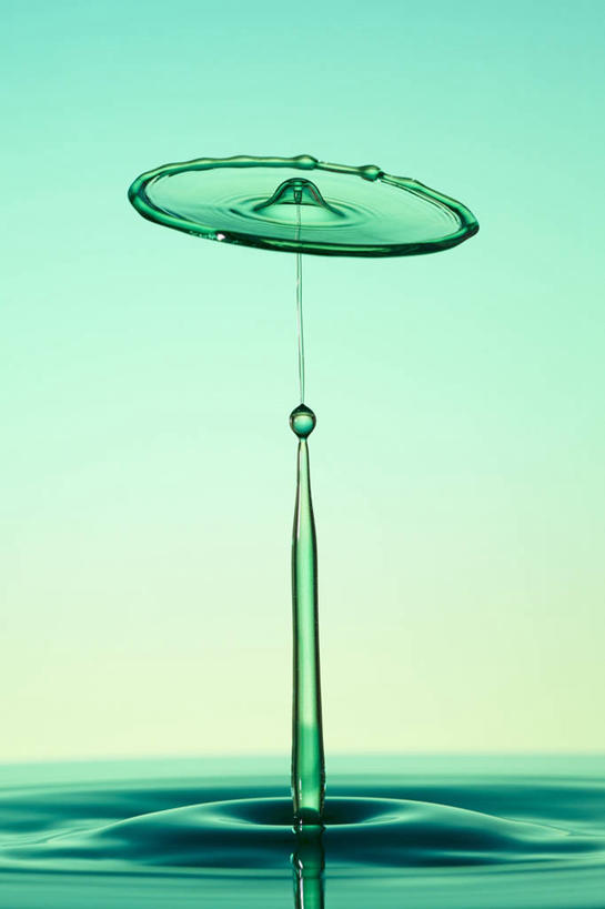 无人,竖图,室内,特写,白天,正面,水,绿色背景,阴影,飞溅,溅,反射,液体,影子,墙,水滴,漩涡,墙壁,墙面,水珠,摄影,流动,影棚,喷洒,彩图,影棚拍摄,拍摄