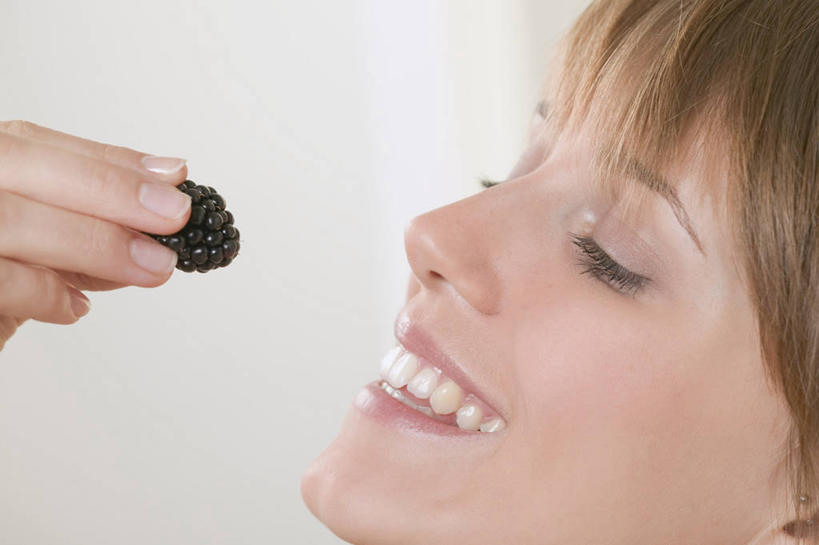 西方人,脸,头,脸颊,手,一个人,闭眼,笑,微笑,露齿笑,横图,室内,特写,白天,侧面,黑莓,水果,欧洲,欧洲人,仅一个年轻女性,仅一个女性,仅一个人,握,阴影,新鲜,反射,影子,生食,食品,果实,食物,一个,手部,握着,摄影,有机食品,绿色食品,影棚,单个,单手,露莓,年轻女性,女人,女性,白种人,头部,脸部,脸蛋,面部,闭眼睛,闭着眼,闭着眼睛,半身,彩图,影棚拍摄,拍摄