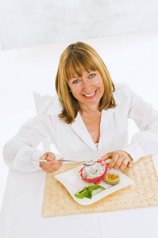 西方人,一个人,坐,笑,微笑,露齿笑,竖图,俯视,室内,白天,餐桌,桌子,餐具,水果,椅子,欧洲,欧洲人,仅一个年轻女性,仅一个女性,仅一个人,握,阴影,服装,新鲜,反射,碟子,盘,影子,勺子,墙,生食,食品,果实,注视,休闲装,火龙果,墙壁,墙面,食物,衣服,白色,盘子,调羹,碟,汤匙,观察,看,休闲,休闲服,青龙果,握着,服饰,有机食品,绿色食品,餐台,观看,察看,关注,年轻女性,女人,女性,白种人,坐着,半身,彩图,高角度拍摄