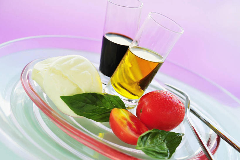 奶酪,无人,横图,俯视,室内,特写,白天,烹饪,西餐,餐桌,桌子,杯子,叶子,阴影,紫色背景,反射,影子,食用油,油,干酪,橄榄油,起司,料理,食品,绿叶,芝士,营养,菜肴,美食,玻璃制品,食物,两个,水杯,嫩叶,乳酪,西式,摄影,佳肴,影棚,餐台,乳制品,发酵,植物油,马苏里拉,马苏里拉奶酪,马祖里拉,莫扎雷拉,莫兹瑞拉,莫扎里拉,叶,叶片,玻璃杯,彩图,高角度拍摄,影棚拍摄,拍摄