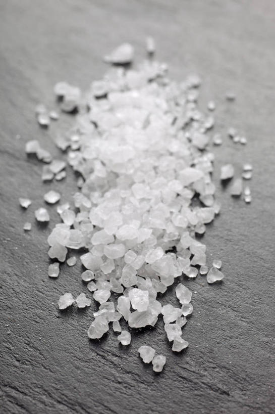 无人,竖图,俯视,室内,特写,白天,餐桌,桌子,一堆,许多,阴影,堆叠,堆积,反射,影子,调料,盐,调味品,调味料,食盐,白色,摄影,影棚,餐台,堆,彩图,高角度拍摄,影棚拍摄,拍摄