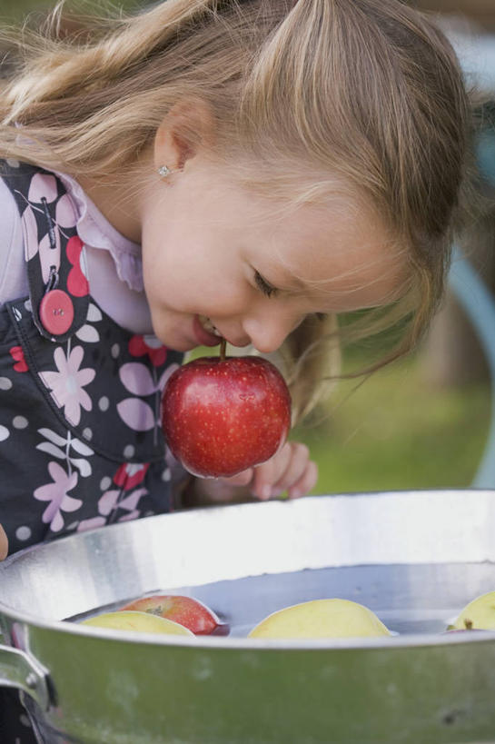 西方人,儿童,一个人,站,竖图,室内,特写,白天,侧面,纯洁,水,苹果,水果,欧洲,欧洲人,仅一个女性,仅一个人,许多,弯腰,咬,阴影,服装,朦胧,模糊,新鲜,反射,液体,影子,水滴,生食,食品,果实,注视,休闲装,食物,小孩,衣服,容器,低头,观察,看,站着,仅一个小孩,休闲,休闲服,可爱,童年,童趣,服饰,有机食品,绿色食品,观看,储藏,咬着,察看,储存,关注,童真,烂漫,无邪,弯身,天真,女孩,女人,女性,白种人,孩子,站立,半身,彩图,贮存,女生