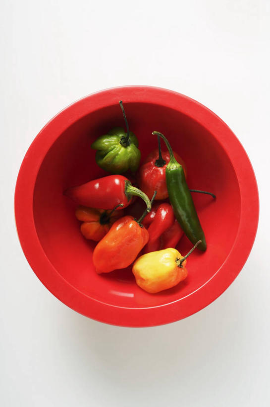 无人,竖图,俯视,室内,特写,白天,白色背景,餐桌,桌子,辣椒,蔬菜,一堆,许多,阴影,堆叠,堆积,新鲜,反射,影子,陶瓷,食品,陶瓷制品,食物,一个,红色,容器,碗,摄影,有机食品,绿色食品,影棚,单个,餐台,储藏,堆,储存,辣角,红海椒,大椒,辣虎,广椒,辣子,红辣椒,海椒,番椒,彩图,高角度拍摄,影棚拍摄,拍摄,贮存