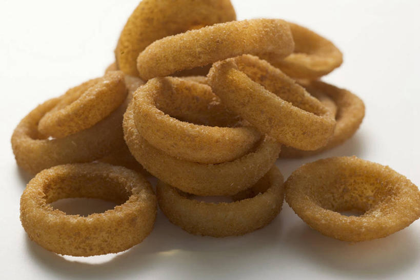 无人,横图,俯视,室内,特写,白天,白色背景,烹饪,西餐,餐桌,桌子,一堆,许多,阴影,堆叠,堆积,反射,影子,料理,食品,洋葱圈,菜肴,美食,食物,快餐,西式,摄影,佳肴,影棚,餐台,堆,西式快餐,垃圾食品,彩图,高角度拍摄,影棚拍摄,拍摄