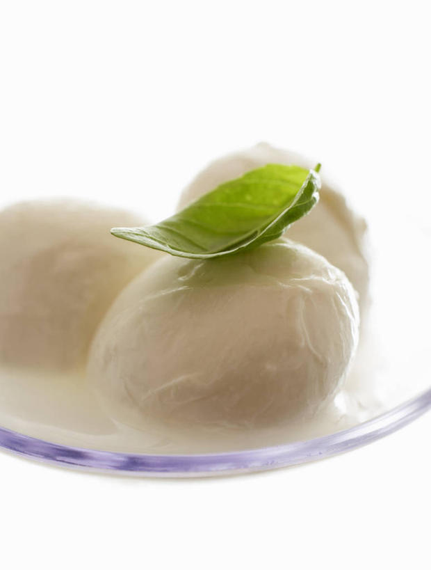 奶酪,无人,竖图,俯视,室内,特写,白天,白色背景,植物,餐桌,桌子,餐具,叶子,三块,阴影,反射,碟子,盘,影子,香料,干酪,起司,绿叶,草药,芝士,营养,中药,一个,盘子,碟,香草,嫩叶,乳酪,摄影,影棚,单个,餐台,罗勒,乳制品,紫苏,药材,中草药,发酵,九层塔,圣约瑟夫草,甜罗勒,兰香,中药材,本草,马苏里拉,马苏里拉奶酪,马祖里拉,莫扎雷拉,莫兹瑞拉,莫扎里拉,叶,叶片,彩图,高角度拍摄,影棚拍摄,拍摄