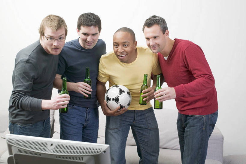 啤酒,西方人,四个人,伙伴,朋友,客厅,站,笑,微笑,露齿笑,横图,室内,白天,正面,友谊,足球,沙发,电视,欧洲,非洲,黑人,欧洲人,握,阴影,服装,反射,影子,足球装备,酒类,注视,休闲装,运动器械,玻璃制品,酒,酒瓶,饮料,一个,衣服,玻璃瓶,瓶子,观察,看,站着,休闲,休闲服,健身器械,握着,服饰,单个,观看,察看,起居室,关注,彩电,健身器材,布艺沙发,蹴鞠,彩色电视机,显像管屏,显像管屏幕,客堂,友情,足球运动,男人,男性,年轻男性,白种人,非洲人,电视机,站立,半身,彩图,运动器材