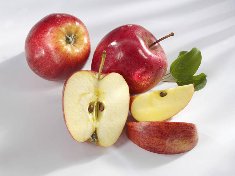 无人,横图,俯视,室内,特写,白天,白色背景,餐桌,桌子,苹果,水果,叶子,阴影,新鲜,反射,影子,生食,食品,果实,绿叶,食物,红色,四个,嫩叶,摄影,有机食品,绿色食品,影棚,餐台,叶,叶片,彩图,高角度拍摄,影棚拍摄,拍摄