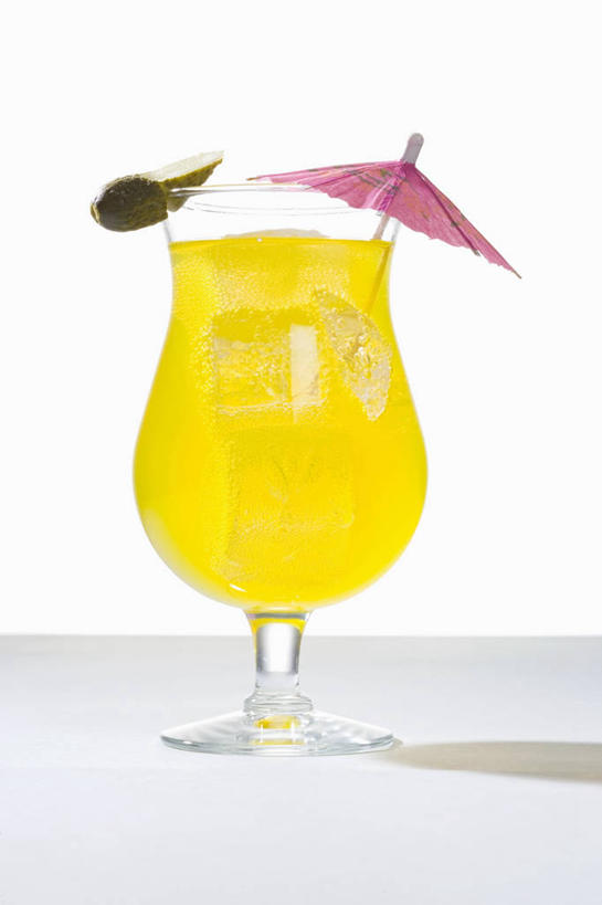 无人,竖图,室内,特写,白天,白色背景,正面,餐桌,桌子,杯子,阴影,装饰,反射,伞,影子,纸伞,酒类,一杯,文化,玻璃制品,酒,饮料,一个,黄色,水杯,鸡尾酒,调酒,摄影,影棚,单个,餐台,华丽,修饰,点缀,创造,想象,小伞,衬托,美观,雅致,雅观,鸡尾酒伞,酒杯伞,伞签,玻璃杯,彩图,影棚拍摄,拍摄