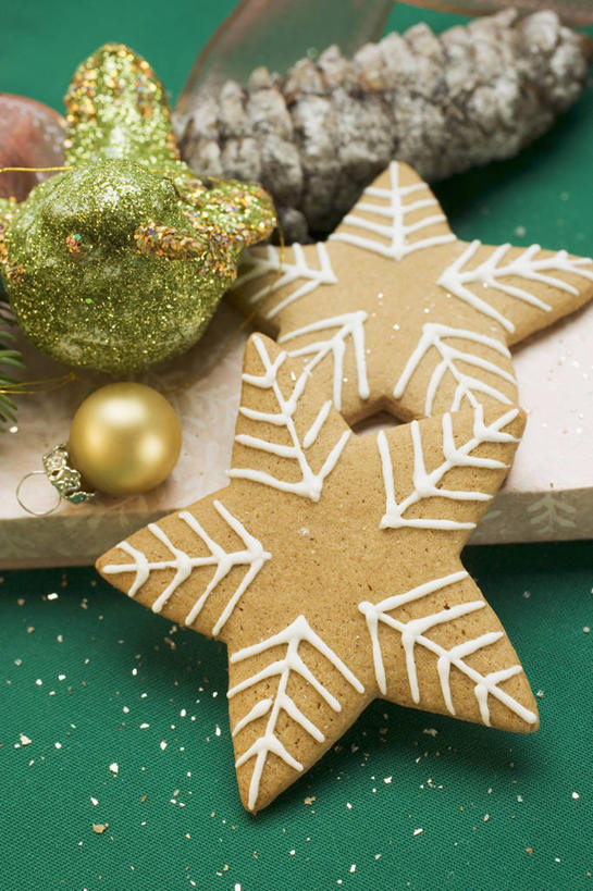 点心,无人,竖图,俯视,室内,特写,白天,餐桌,桌子,圣诞节,阴影,节日,庆祝,装饰,反射,挂饰,影子,食品,甜点,圣诞球,文化,球,食物,糕点,饼干,甜食,零食,庆典,球体,摄影,影棚,餐台,纪念,华丽,修饰,点缀,衬托,美观,雅致,雅观,装饰饼干,彩图,高角度拍摄,影棚拍摄,拍摄