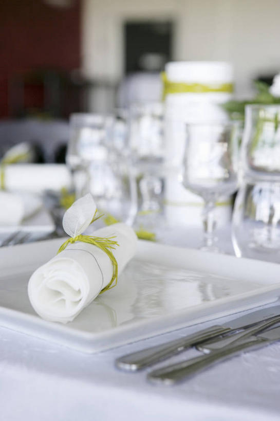 无人,竖图,俯视,室内,特写,白天,烹饪,西餐,餐桌,桌子,杯子,餐具,阴影,朦胧,模糊,反射,碟子,高脚杯,盘,影子,料理,食品,红酒杯,布纹,菜肴,美食,玻璃制品,桌布,食物,盘子,餐巾,酒杯,碟,台布,西式,摄影,佳肴,影棚,餐台,葡萄酒杯,玻璃杯,彩图,高角度拍摄,影棚拍摄,拍摄