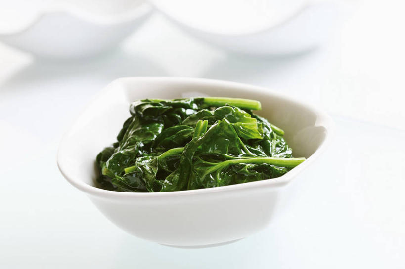 无人,横图,俯视,室内,特写,白天,白色背景,餐桌,桌子,菠菜,蔬菜,一堆,许多,阴影,堆叠,堆积,新鲜,反射,影子,陶瓷,食品,陶瓷制品,食物,一个,白色,容器,碗,摄影,有机食品,绿色食品,影棚,单个,餐台,储藏,堆,储存,鹦鹉菜,鼠根菜,角菜,红嘴绿鹦哥,赤根菜,菠薐菜,波斯草,彩图,高角度拍摄,影棚拍摄,拍摄,贮存