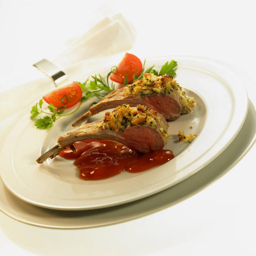 无人,横图,俯视,室内,特写,白天,白色背景,烹饪,西餐,餐桌,桌子,蔬菜,西红柿,小番茄,餐具,阴影,新鲜,反射,碟子,盘,影子,生菜,莴苣,调料,酱料,酱汁,茄汁,肉,佐料,料理,食品,调味品,调味料,番茄酱,酱,菜肴,美食,肉类,食物,一个,盘子,碟,西式,摄影,佳肴,有机食品,绿色食品,影棚,单个,餐台,肉食,春菜,鹅仔菜,莴仔菜,千金菜,叶用莴苣,小西红柿,樱桃小番茄,珍珠小番茄,樱桃番茄,圣女果,番茄,彩图,高角度拍摄,影棚拍摄,拍摄