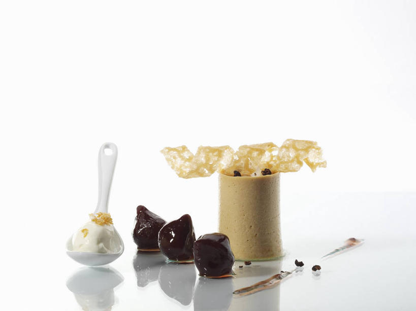 无人,横图,俯视,室内,特写,白天,白色背景,植物,餐桌,桌子,无花果,水果,阴影,新鲜,反射,影子,调味,生食,香料,佐料,食品,果实,草药,药草,中药,食物,清热,摄影,有机食品,绿色食品,影棚,餐台,配料,药材,中草药,香草兰,中药材,本草,作料,解毒,婆绒花,山薄荷,石母草,映日果,树地瓜,奶浆果,蜜果,彩图,高角度拍摄,影棚拍摄,拍摄