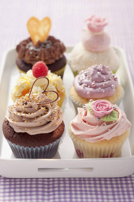 点心,无人,竖图,俯视,室内,特写,白天,白色背景,下午茶,餐桌,桌子,浆果,餐具,水果,一排,许多,阴影,新鲜,整齐,反射,布料,碟子,盘,影子,桑葚,生食,食品,果实,布纹,桌布,食物,糕点,排列,红色,盘子,餐巾,碟,台布,覆盆子,摄影,有机食品,绿色食品,影棚,餐台,纸托,队列,纸杯蛋糕,纸托蛋糕,蛋糕托,蛋糕托纸,蛋糕纸托,彩图,高角度拍摄,影棚拍摄,拍摄,蛋糕