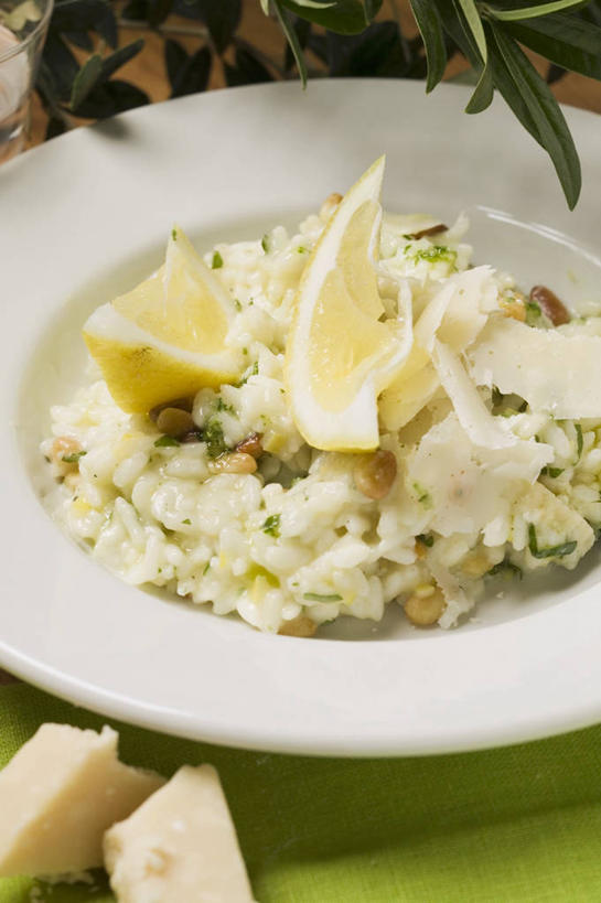 奶酪,无人,竖图,俯视,室内,特写,白天,烹饪,西餐,餐桌,桌子,餐具,一堆,许多,阴影,堆叠,堆积,反射,碟子,盘,影子,谷类,谷物,干酪,起司,料理,食品,米,芝士,营养,大米,松子,松子仁,菜肴,美食,食物,一个,白色,盘子,碟,乳酪,西式,摄影,佳肴,影棚,单个,餐台,堆,松仁,乳制品,发酵,松籽仁,彩图,高角度拍摄,影棚拍摄,拍摄