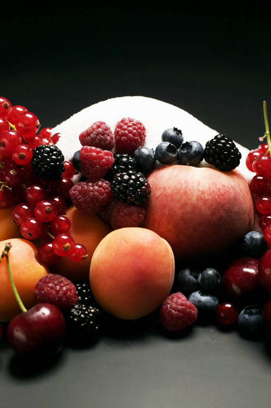无人,竖图,俯视,室内,特写,白天,水,餐桌,桌子,浆果,黑莓,桃子,樱桃,水果,一堆,许多,阴影,堆叠,堆积,新鲜,反射,液体,影子,水滴,灯笼果,桑葚,生食,食品,果实,食物,红色,覆盆子,摄影,有机食品,绿色食品,影棚,餐台,堆,红醋栗,肺果,露莓,樱珠,莺桃,英桃,楔桃,牛桃,荆桃,醋栗,彩图,高角度拍摄,影棚拍摄,拍摄