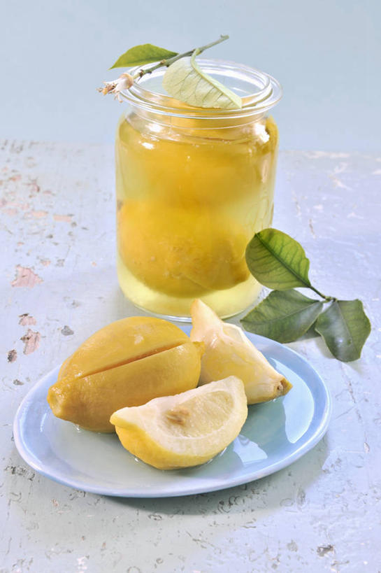 无人,竖图,俯视,室内,特写,白天,餐桌,桌子,柠檬,餐具,水果,叶子,玻璃,阴影,新鲜,反射,碟子,盘,影子,生食,食品,果实,绿叶,玻璃制品,食物,盘子,玻璃瓶,瓶子,碟,果酱,嫩叶,摄影,有机食品,绿色食品,影棚,餐台,广口瓶,果子酱,叶,叶片,益母果,柠果,彩图,高角度拍摄,影棚拍摄,拍摄