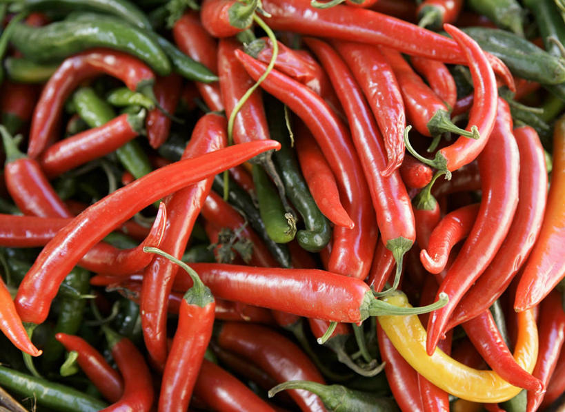 无人,横图,俯视,室内,特写,白天,辣椒,蔬菜,一堆,许多,阴影,堆叠,堆积,新鲜,反射,影子,食品,食物,红色,绿色,摄影,有机食品,绿色食品,影棚,堆,辣角,红海椒,大椒,辣虎,广椒,辣子,红辣椒,海椒,番椒,彩图,高角度拍摄,影棚拍摄,拍摄