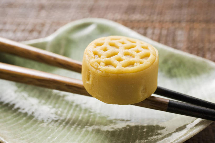 点心,月饼,无人,横图,俯视,室内,特写,白天,筷子,桌面,桌子,餐具,一双,阴影,朦胧,模糊,反射,木制,碟子,盘,影子,陶瓷,料理,食品,面点,陶瓷制品,文化,传统,美食,食物,糕点,一个,盘子,木制品,碟,中式,单个,礼节,礼仪,宫饼,胡饼,团圆饼,小饼,月团,进餐用具,彩图,高角度拍摄