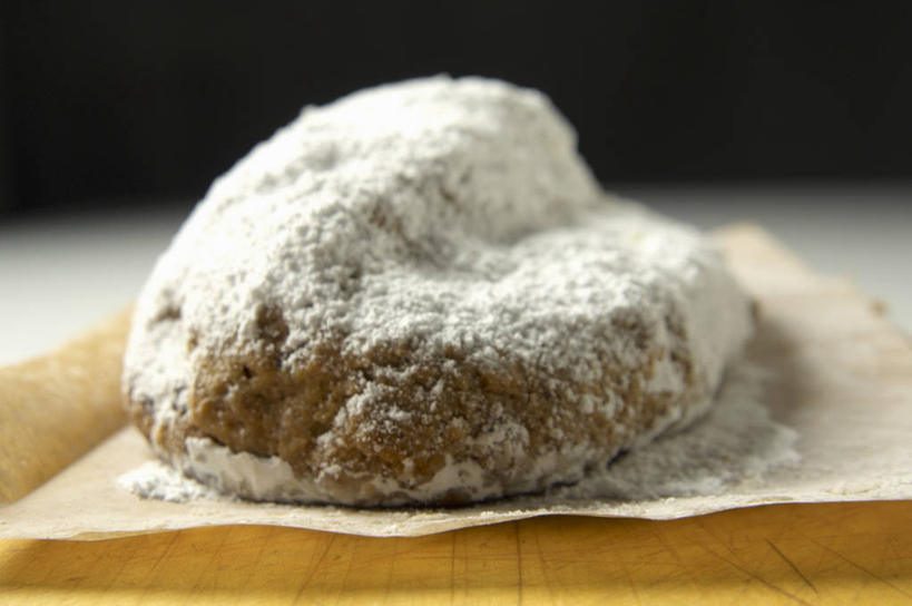 点心,面包,无人,横图,俯视,室内,特写,白天,桌面,桌子,圣诞节,阴影,黑色背景,节日,朦胧,模糊,庆祝,反射,木制,包装,包装纸,铝箔纸,锡箔纸,影子,纸,调料,食品,糖,面点,纸张,调味品,调味料,文化,食物,糕点,木制品,庆典,摄影,影棚,纪念,包装材料,锡箔,铝箔,彩图,高角度拍摄,影棚拍摄,拍摄