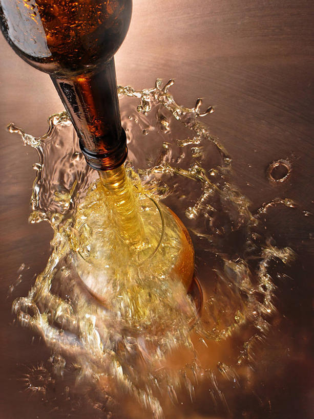 啤酒,无人,竖图,俯视,室内,特写,白天,水,桌面,桌子,阴影,飞溅,朦胧,模糊,溅,反射,木制,液体,影子,水滴,酒类,玻璃制品,酒,酒瓶,水珠,饮料,一个,黄色,玻璃瓶,木制品,瓶子,单个,喷洒,彩图,高角度拍摄