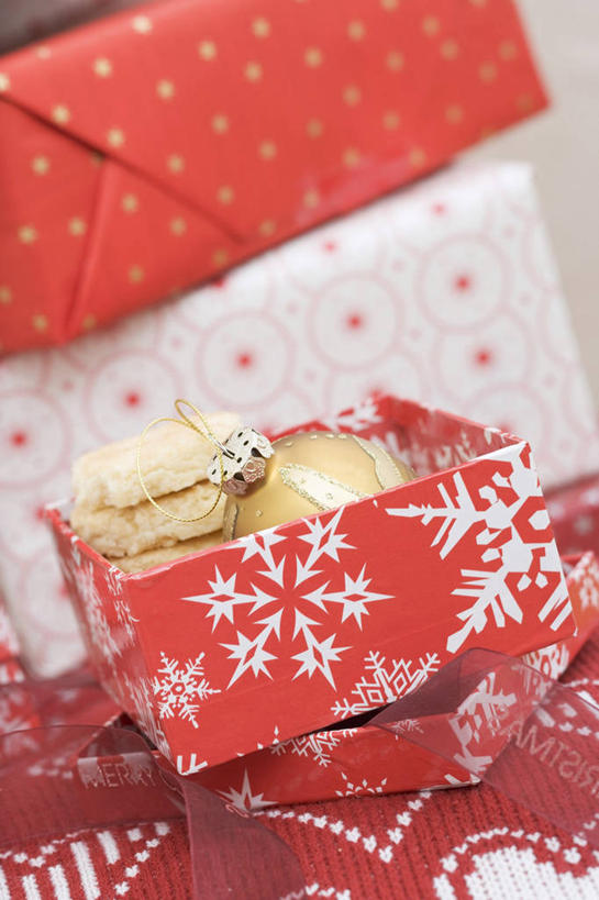 点心,无人,竖图,俯视,室内,特写,白天,礼盒,礼物,圣诞节,许多,阴影,节日,朦胧,模糊,庆祝,装饰,反射,挂饰,影子,纸盒,食品,圣诞球,曲奇,文化,盒子,球,食物,包装盒,礼品盒,饼干,零食,庆典,球体,礼品,纪念,华丽,修饰,点缀,曲奇饼,曲奇饼干,衬托,美观,雅致,雅观,彩图,高角度拍摄