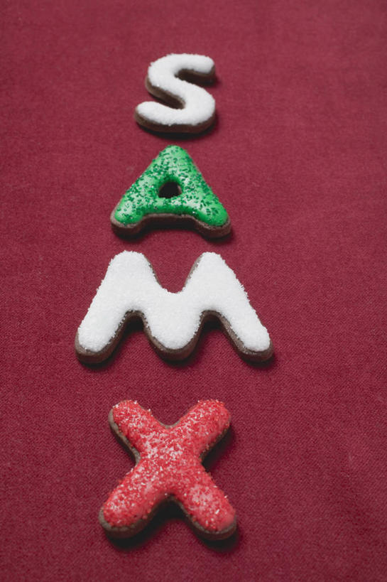 点心,无人,竖图,俯视,室内,特写,白天,圣诞节,阴影,红色背景,节日,庆祝,反射,英文,标志,文字,影子,字符,字母,调料,食品,糖,调味品,曲奇,调味料,文化,标识,食物,排列,饼干,零食,庆典,摄影,影棚,纪念,英文字母,曲奇饼,曲奇饼干,摆列,彩图,高角度拍摄,影棚拍摄,拍摄,布列,分列