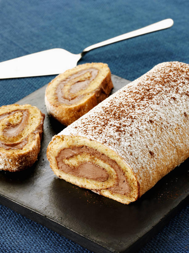 点心,无人,竖图,俯视,室内,特写,白天,下午茶,桌面,桌子,餐具,一把,切开,阴影,朦胧,模糊,反射,木制,碟子,工具,盘,影子,食品,刀具,食物,糕点,蓝色,盘子,木制品,碟,刀,切,餐刀,蛋糕卷,剖面,切面,海绵蛋糕,瑞士卷,戚风蛋糕,彩图,高角度拍摄,蛋糕