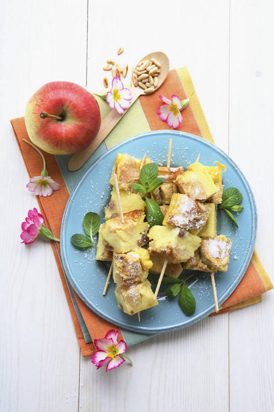 无人,竖图,俯视,室内,特写,白天,白色背景,烹饪,西餐,苹果,葡萄,餐具,水果,阴影,新鲜,盛开,反射,碟子,盘,影子,肉,生食,料理,食品,果实,花蕾,松子,松子仁,菜肴,美食,肉类,花,花瓣,花朵,鲜花,食物,蓝色,盘子,餐巾,碟,花苞,花蕊,葡萄干,西式,摄影,佳肴,有机食品,绿色食品,影棚,松仁,肉食,松籽仁,乌珠木,保洁方巾,口布,山葫芦,蒲桃,草龙珠,彩图,高角度拍摄,影棚拍摄,拍摄