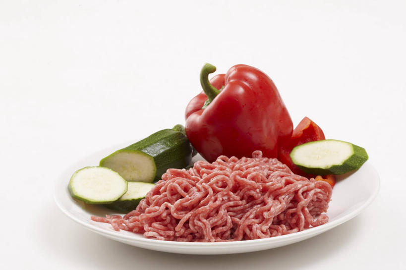 无人,横图,俯视,室内,特写,白天,白色背景,黄瓜,辣椒,蔬菜,餐具,一堆,许多,切开,阴影,堆叠,堆积,新鲜,反射,碟子,盘,影子,肉,食品,肉类,食物,盘子,碟,切,摄影,有机食品,绿色食品,影棚,堆,剖面,肉食,彩椒,切面,辣角,红海椒,大椒,辣虎,广椒,甜椒,柿子椒,青瓜,辣子,胡瓜,海椒,番椒,灯笼椒,彩图,高角度拍摄,影棚拍摄,拍摄