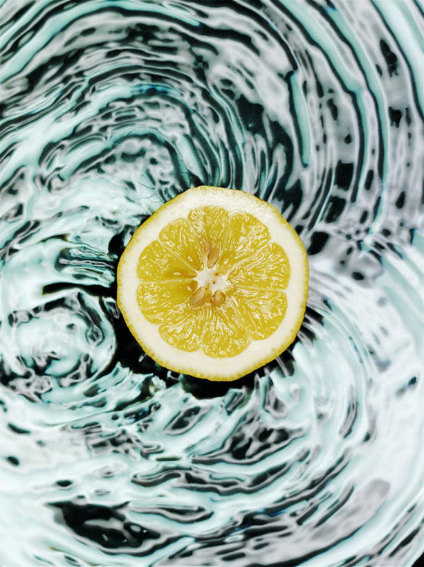 无人,竖图,俯视,室内,特写,白天,柠檬,水果,一片,阴影,朦胧,模糊,新鲜,环绕,围绕,反射,影子,生食,食品,果实,环抱,食物,肮脏,有机食品,绿色食品,邋遢,萦绕,龌龊,污秽,益母果,柠果,彩图,高角度拍摄