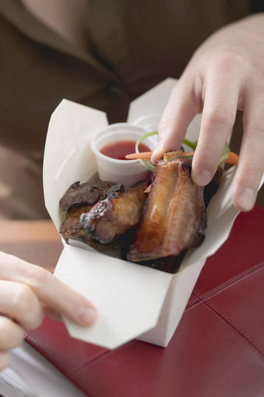 西方人,手,一个人,坐,竖图,俯视,室内,特写,白天,烹饪,西餐,餐桌,桌子,欧洲,欧洲人,双手,仅一个年轻女性,仅一个女性,仅一个人,握,阴影,服装,朦胧,模糊,反射,影子,纸盒,塑料,调料,酱料,酱汁,茄汁,肉,佐料,牛排,牛肉,料理,食品,调味品,拿,调味料,拿着,休闲装,番茄酱,酱,菜肴,美食,肉类,盒子,食物,一个,衣服,包装盒,容器,塑料制品,碗,休闲,手部,休闲服,西式,握着,服饰,佳肴,单个,餐台,储藏,储存,肉食,年轻女性,女人,女性,白种人,坐着,半身,彩图,高角度拍摄,贮存