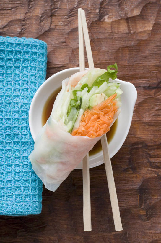 点心,无人,竖图,俯视,室内,特写,白天,餐桌,筷子,桌子,餐具,一双,阴影,反射,包装,包装纸,纺织物,影子,纸,陶瓷,调料,料理,食品,面点,陶瓷制品,纸张,调味品,调味料,文化,传统,酱油,春卷,美食,食物,一个,蓝色,容器,毛巾,碗,清洁,中式,单个,餐台,储藏,保暖,礼节,包装材料,储存,薄饼,礼仪,透气,防水,春饼,储水,耐磨,吸水,糯米纸,豉油,进餐用具,彩图,高角度拍摄,贮存