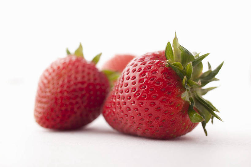 无人,横图,室内,特写,白天,白色背景,正面,餐桌,桌子,草莓,浆果,水果,叶子,阴影,朦胧,模糊,新鲜,反射,影子,生食,食品,果实,绿叶,食物,三个,红色,嫩叶,摄影,有机食品,绿色食品,影棚,餐台,叶,叶片,洋莓,水果皇后,红莓,地莓,彩图,影棚拍摄,拍摄