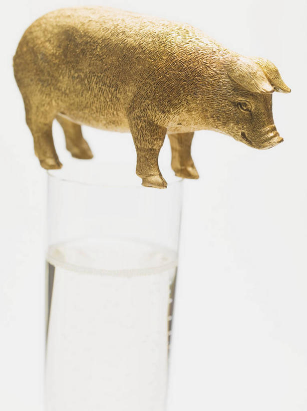 葡萄酒,无人,竖图,俯视,室内,特写,白天,白色背景,奢侈,快乐,猪,杯子,雕塑,阴影,艺术,装饰,反射,雕刻,雕像,高脚杯,影子,一杯,浪漫,黄金,玻璃制品,酒,饮料,一只,动物,酒杯,工艺品,香槟,金色,家畜,诱惑,摄影,牲畜,影棚,纪念,美术,镀金,主题,陈列,香槟杯,功能,美学,气泡酒,起泡酒,汽酒,玻璃杯,彩图,高角度拍摄,全身,影棚拍摄,高兴,欢笑,拍摄