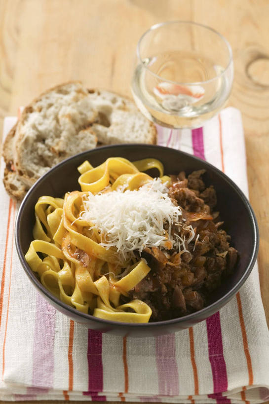 面食,面条,意大利面,无人,竖图,俯视,室内,特写,白天,西餐,餐桌,桌子,杯子,阴影,朦胧,模糊,反射,高脚杯,影子,陶瓷,面,肉,料理,食品,陶瓷制品,红酒杯,肉类,玻璃制品,食物,一个,餐巾,酒杯,容器,碗,西式,单个,餐台,储藏,葡萄酒杯,储存,肉食,保洁方巾,口布,玻璃杯,彩图,高角度拍摄,贮存