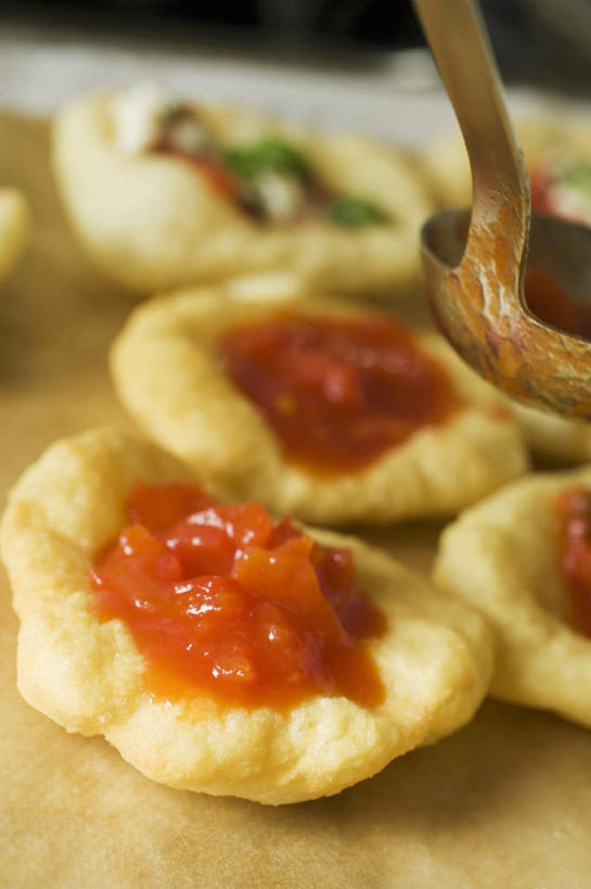 无人,竖图,俯视,室内,特写,白天,烹饪,西餐,餐桌,桌子,一把,阴影,朦胧,模糊,反射,影子,勺子,调料,酱料,酱汁,茄汁,佐料,料理,食品,披萨,匹萨,调味品,调味料,番茄酱,酱,菜肴,美食,食物,调羹,汤匙,快餐,西式,佳肴,餐台,比萨,西式快餐,垃圾食品,意大利薄饼,彩图,高角度拍摄