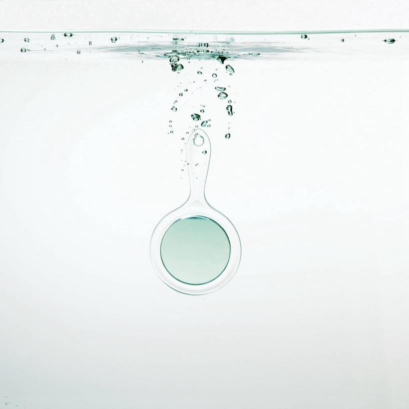 无人,方图,室内,特写,白天,白色背景,正面,化妆,美容,水,镜子,阴影,波纹,透明,反射,液体,影子,气泡,水滴,涟漪,漩涡,水泡,水珠,一个,水纹,泡泡,摄影,影棚,单个,镜像,圆弧,镜面,光学,手镜,彩图,影棚拍摄,拍摄